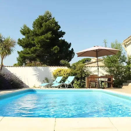 Oleander- Spacious With Private Pool & Garden Sleeps 6 Semesterbostad