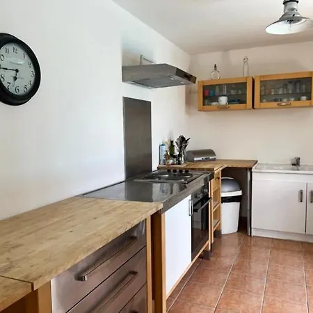 Semesterbostad Oleander- Spacious With Private Pool & Garden Sleeps 6 *