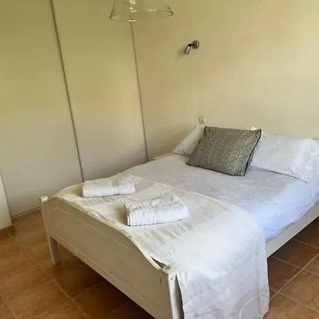 Semesterbostad Oleander- Spacious With Private Pool & Garden Sleeps 6